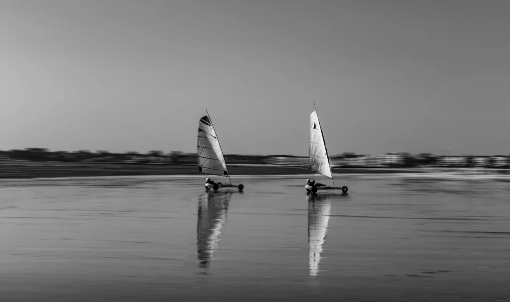 Char à voile sur les plages à proximité de notre gîte près du Mont Saint Michel.